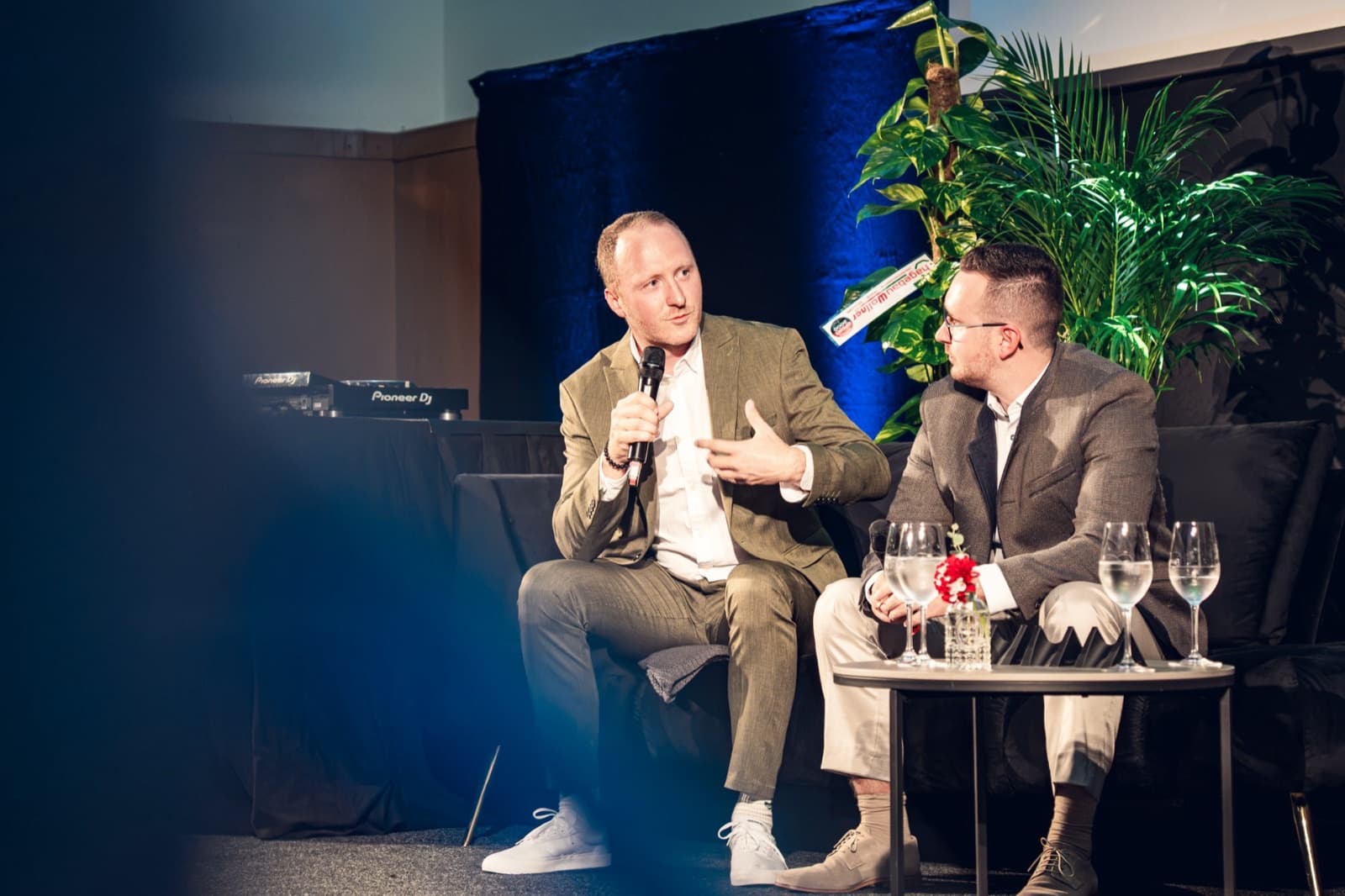 Florian Mandl von KFM Marketing als Speaker auf der Bühne