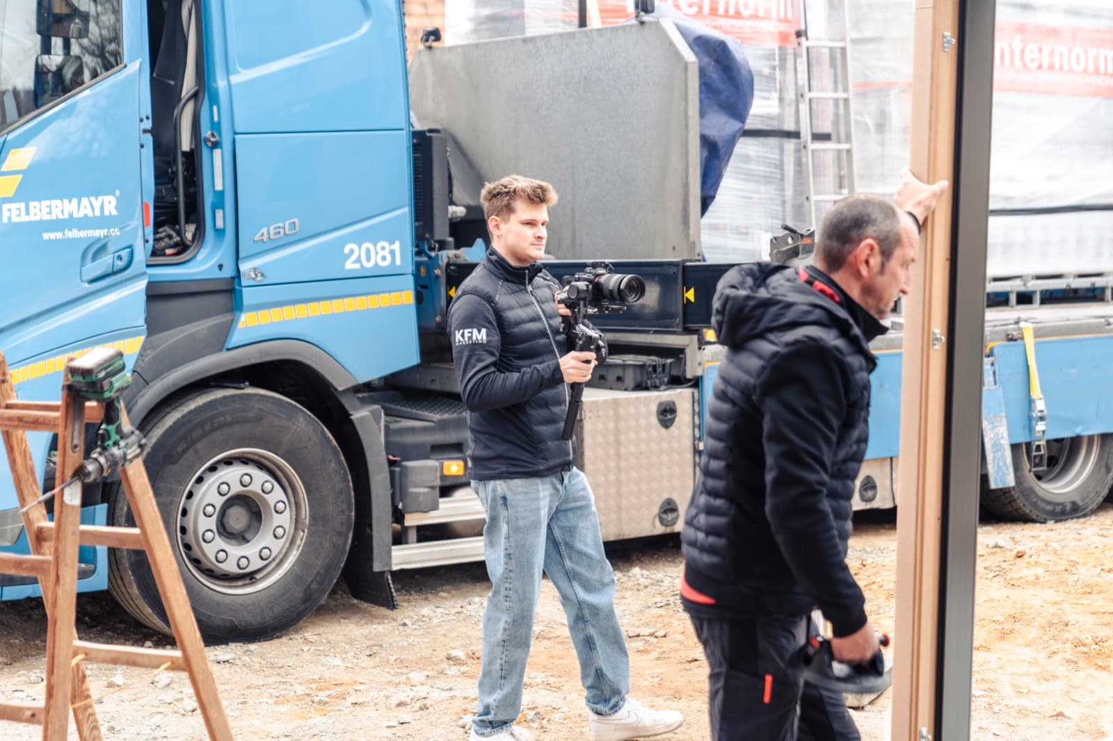 Content-Produktion im Freien bei einem Betrieb mit Fuhrpark